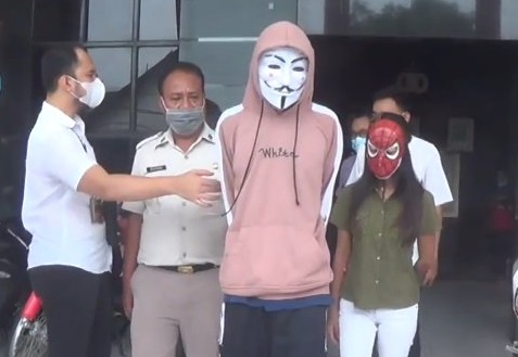 Pasangan Remaja Ini Kompak Sikat Motor