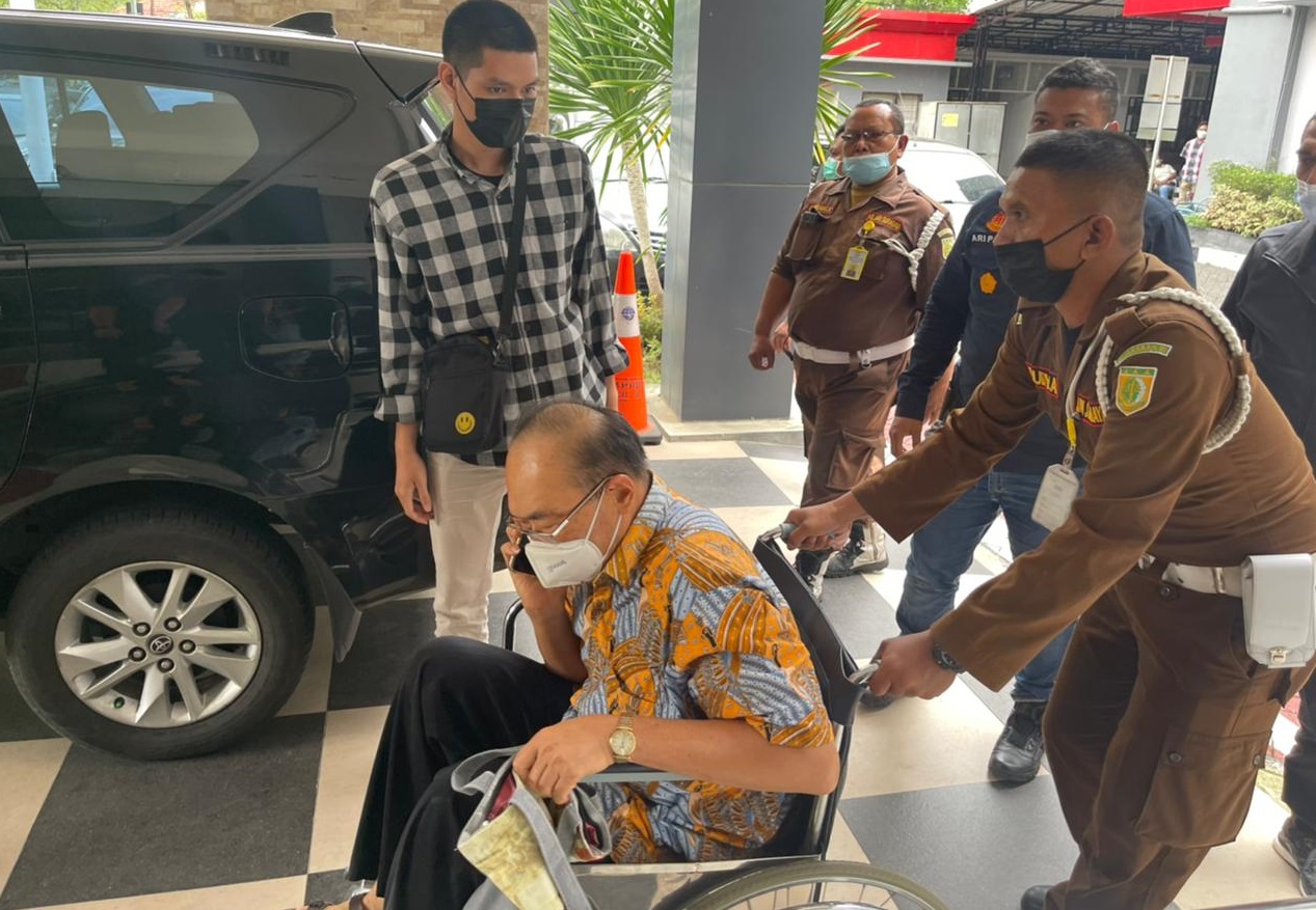 Terpidana kasus korupsi pajak, Johanes Limardi Soenarjo saat ditangkap anggora Pidsus Kejari Surabaya (Foto / Metro TV)
