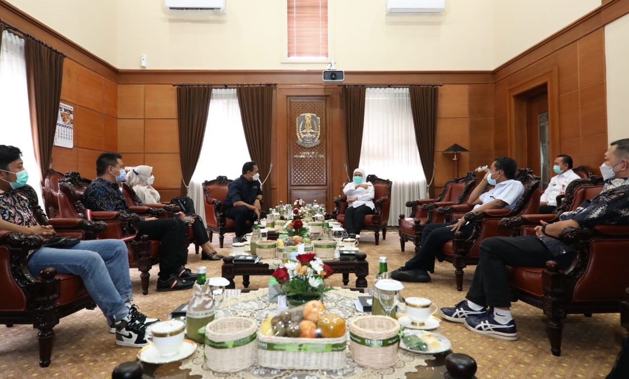 Pengurus AMSI saat bertemu dengan Gubernur Jatim, Khofifah Indar Parawansa (Foto / Clicks.id)