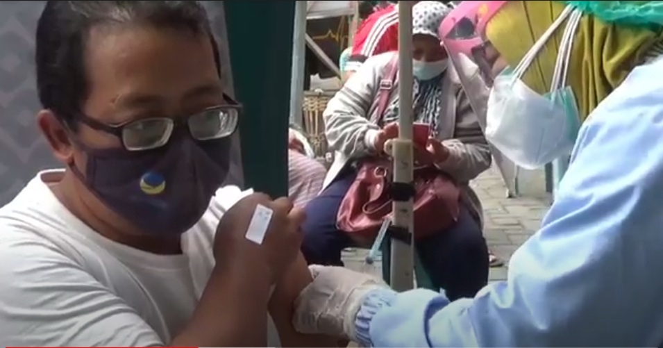 Salah satu pedagang di Pasar Ngemplak Tulungagung disuntik vaksin covid-19. (metrotv)