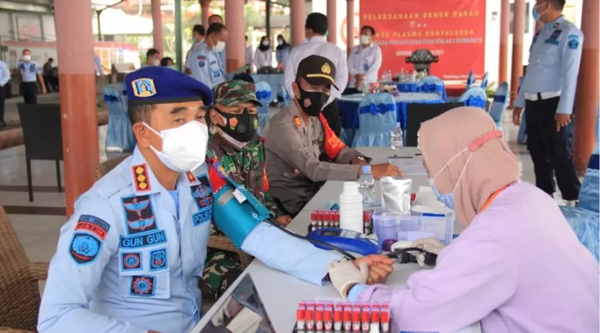 petugas dan warga binaan  di Lapas Porong, Sidoarjo, menjadi pendonor darah plasma konvalesen (Foto / Metro TV)