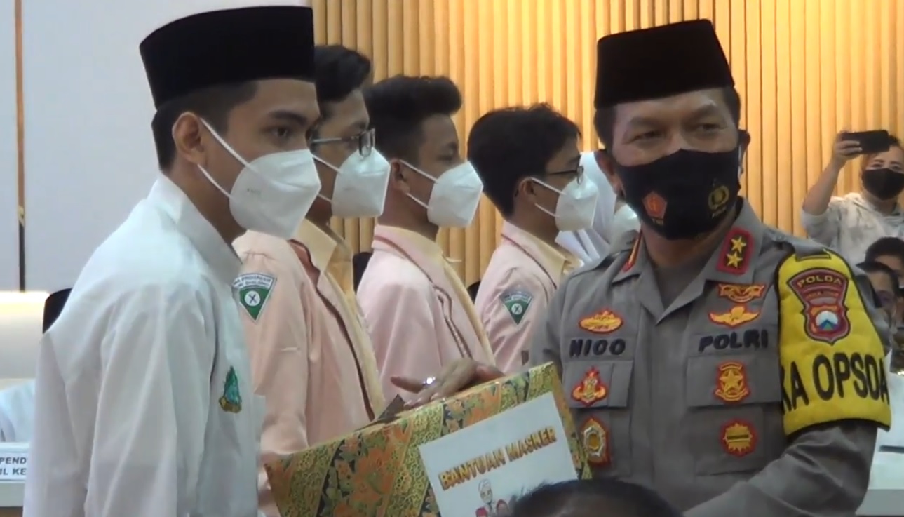  Kapolda Jawa Timur, Irjen Pol Nico Afinta memberikan secara simbolis satu juta masker kepada pengelola ponpes di Jatim (Foto / Metro TV)