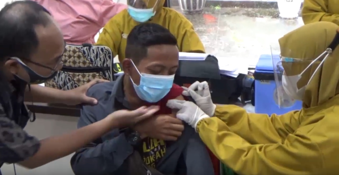 Salah satu wartawan menangis saat  hendak menjalani vaksinasi (Foto / Metro TV)