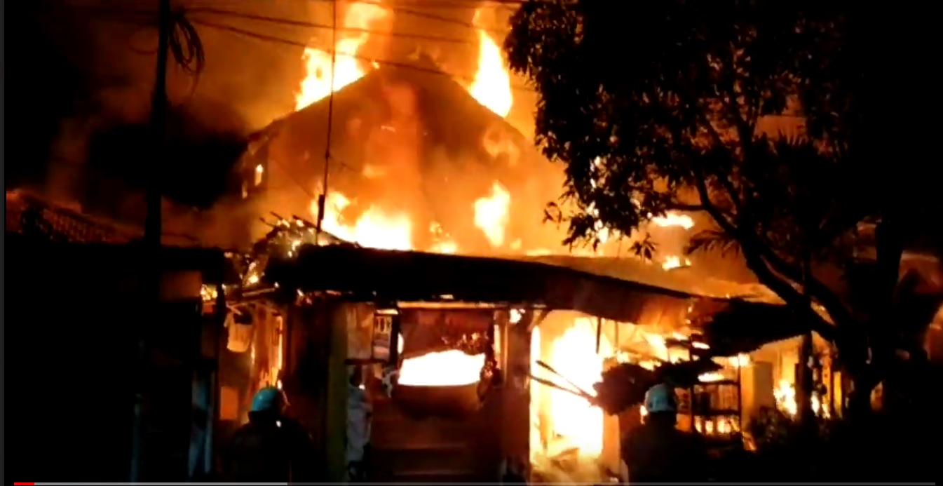 Kebakaran hebat di rumah pemilik penjual bensin di Surabaya (Foto / Metro TV)