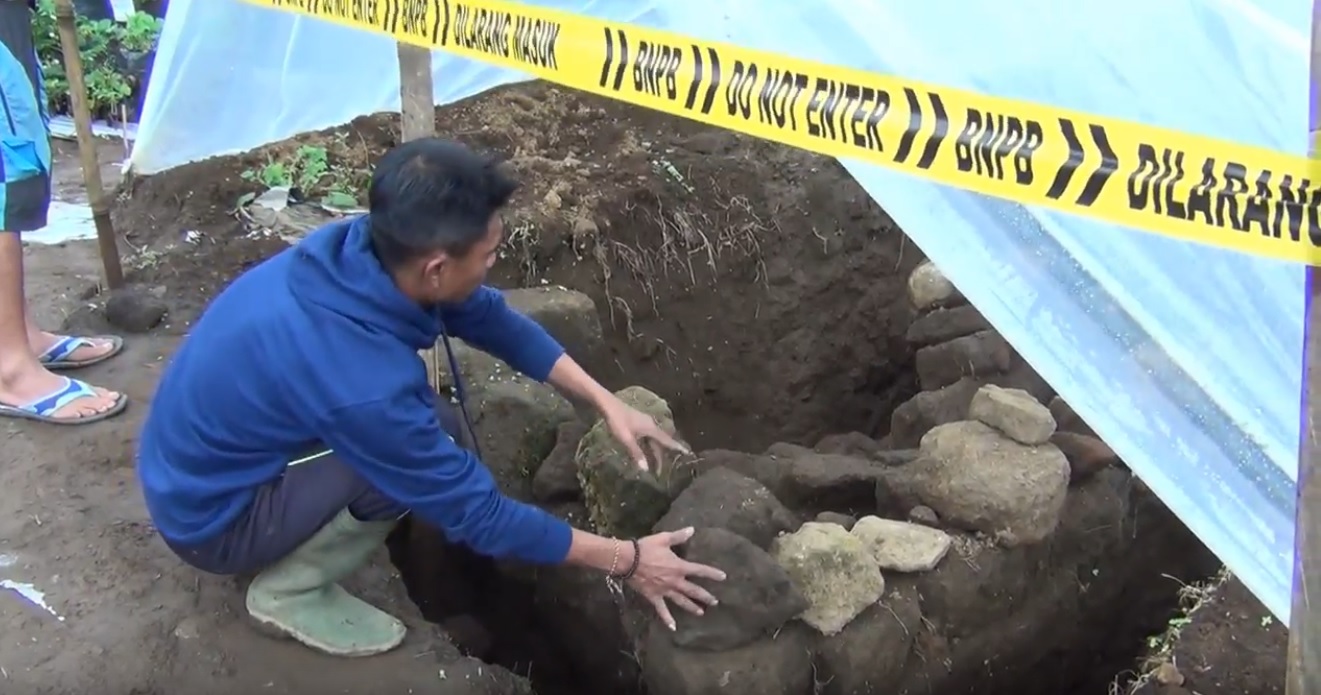 Temukan makam kuno di Probolinggo dijaga warga dan petugas (Foto / Metro TV)