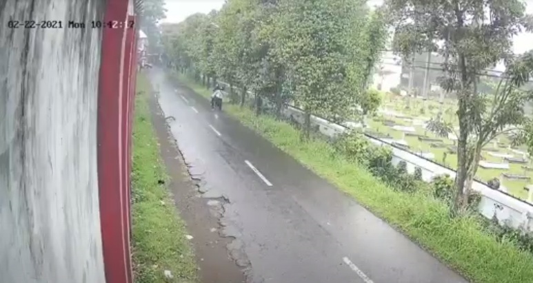 Dua orang pengendara motor terekam kamera melempar paket narkoba dalam Lapas Tulungagung. (metrotv)