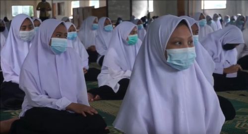 Sejumlah santriwati Pondok Pesantren Fathul Ulum mendengarkan pengarahan dari Kapolres Mojokerto, AKBP Dony Alexander. (metrotv) 
