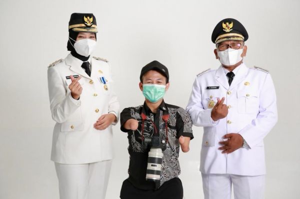 Bang Dzoel, Fotografer Disabilitas Jadi Orang  Pertama Memotret Bupati Banyuwangi