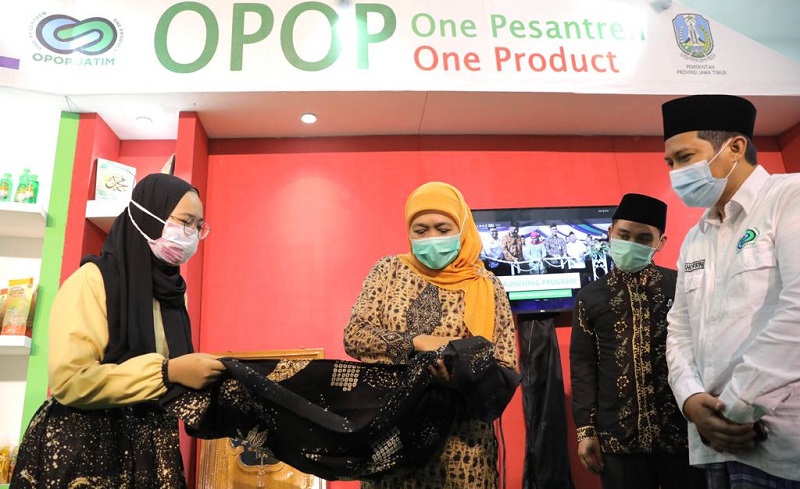 Gubernur Jatim, Khofifah Indar Parawansa melihat salah satu produk buatan santriwati pondok pesantren (Foto / Metro TV)