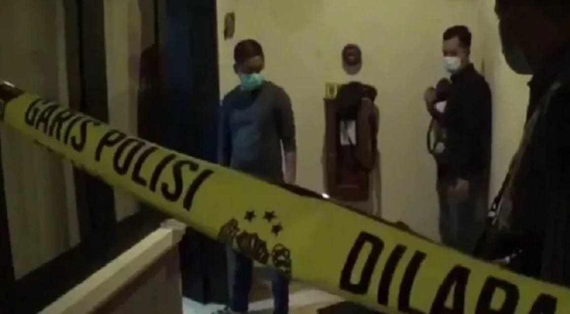 Polisi melakukan olah TKP di lokasi pembunuhan tamu hotel Lotus Garder kediri (Foto / Metro TV)