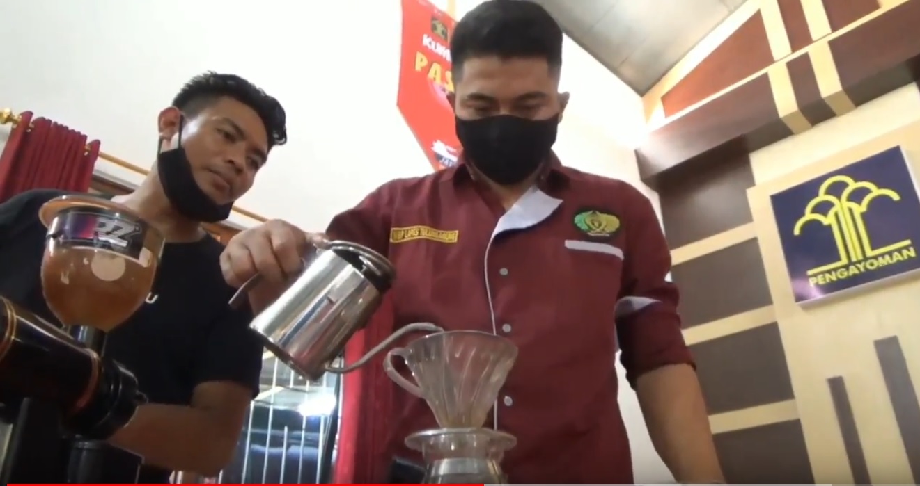 Salah satu napi tengah mempraktekkan pelatihan cara meracik kopi yang benar (Foto / Metro TV) 
