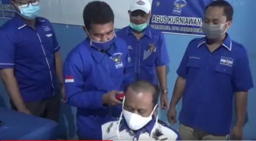 Anggota DPC Partai Demokrat Bangkalan cukur gundul pasca dipecatnya 7 anggota partai yang dianggap berhianat (Foto / Metro TV)