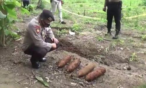 Delapan mortir aktif dievakuasi polisi dan TNI dari kebun salah satu warga di Ponorogo (Foto / Metro TV)