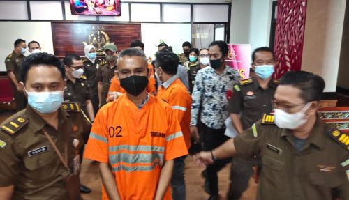 Keempat tersangka saat digelandang menuju Rutan Klas I cabang Kejati Jatim (Foto / Metro TV)