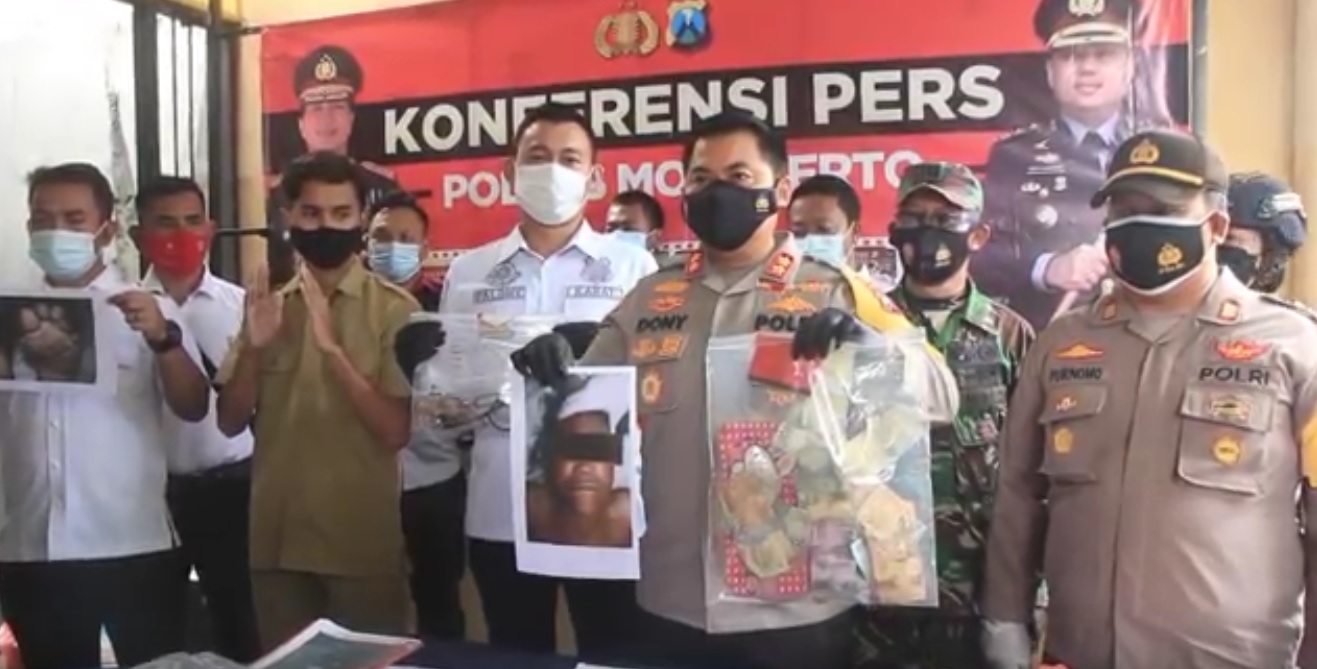 Berkat kejelian, polisi membongkar kasus pembunuhan disertai pemerkosaan yang dilakukan oleh Agus (Foto / Metro TV) 