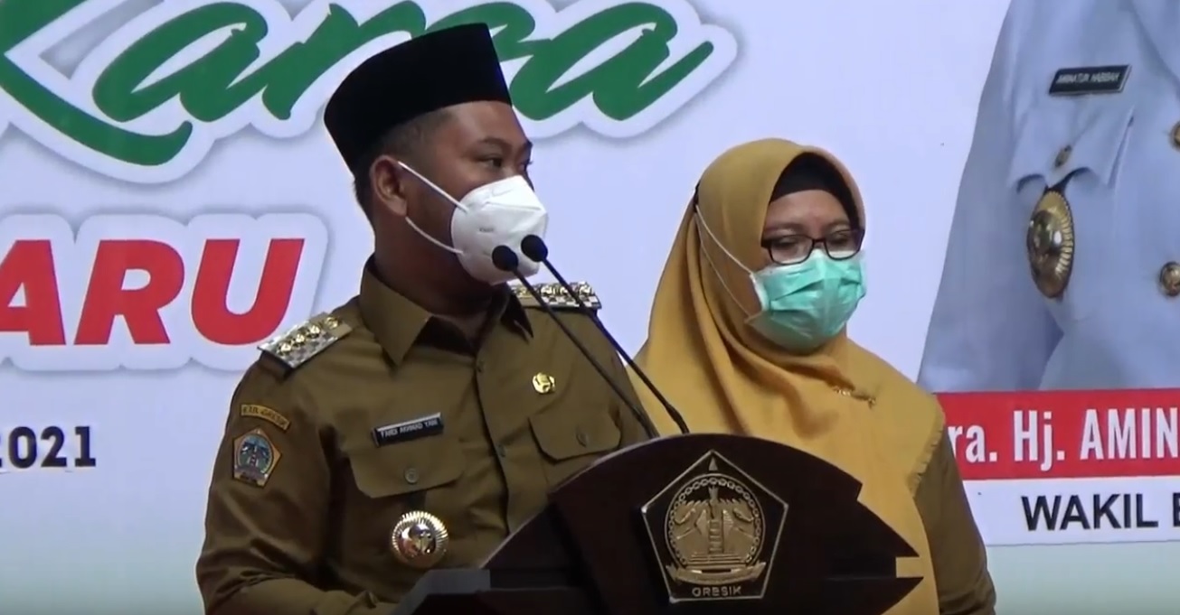 Bupati-Wakil Bupati Gresik, Fandi Akhmad Yani dan Aminatun Habibah  meluncurkan 99 hari program kerja nawakarsa (Foto / Metro TV)