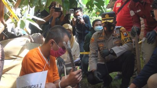 Tersangka Daniel saat memperagakan proses pemakaman janin yang ia gugurkan bersama kekasihnya Sheril (Foto / Metro TV)