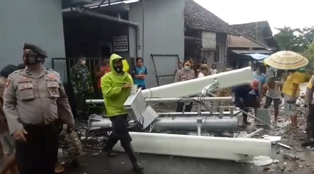 Tower roboh menimpa sebuah mushola di Kota Blitar, Jawa Timur. (metrotv)