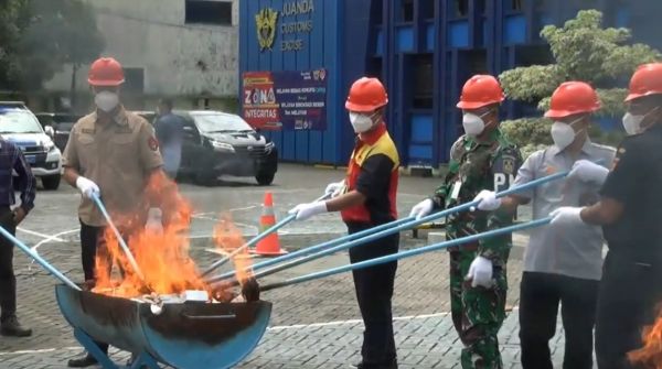 Ribuan Rokok Ilegal dan Sex Toys Dimusnahkan