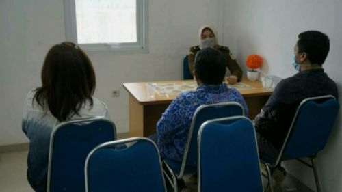 Tiga tersangka pengemplang pajak diamankan tim Kejari Sidoarjo (Foto / Metro TV)