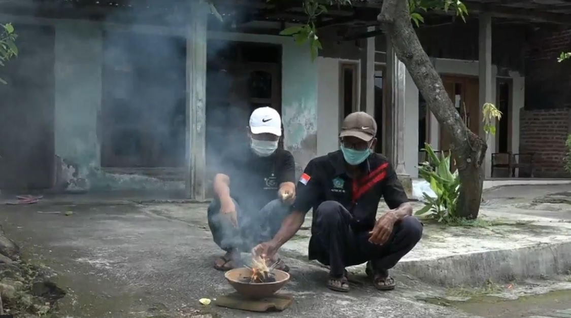 Tradisi warga membakar belerang diyakini mampu mengusir wabah covid-19 (Foto / Metro TV)