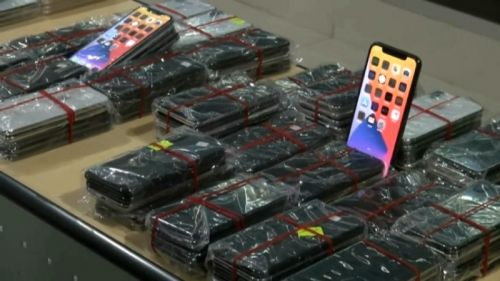 Ratusan iPhone berbagai jenisasal Batam diamankan lantaran tak dilengkapi dokumen resmi (Foto / Metro TV) 