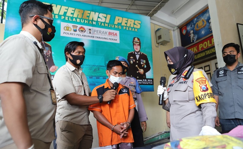 Tersangka HSN saat ditangkap Satreskrim Polres Pelabuhan Tanjung Perak (Foto / Metro TV)