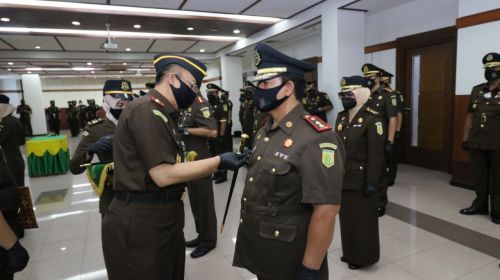 Kepala Kejaksaan Tinggi (Kejati) Jatim Dr Mohammad Dofir melantik 19 pejabat baru (Foto / Metro TV)