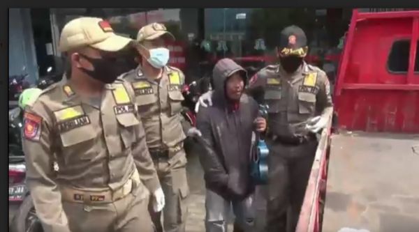 Razia Gepeng di Lamongan! Pura-pura Gila, Rusak Kamera Wartawan