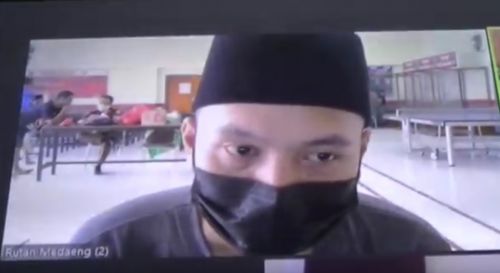 Terdakwa Ardi Pratama mengikuti sidang dari Rutan Medaeng. (metrotv)
