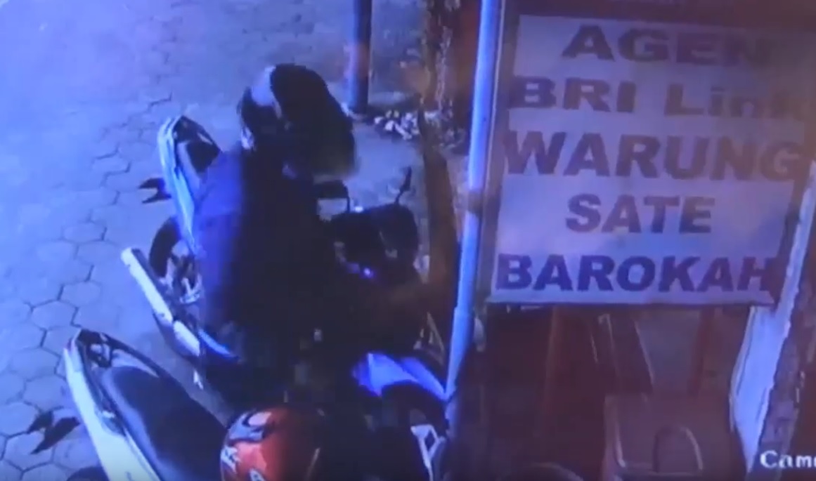 Aksi pencurian HP di parkiran warung terekam kamera CCTV. (metrotv)