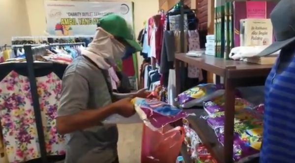 Ada Toko Pakaian Gratis di Sidoarjo, Bonusnya Sembako