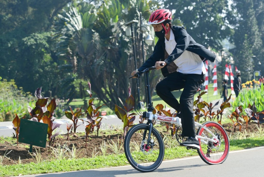 Presiden Joko Widodo berolahraga dengan sepeda merek lokal di kawasan Istana Bogor, Jawa Barat, Sabtu, 22 Agustus 2020. Foto: Istimewa