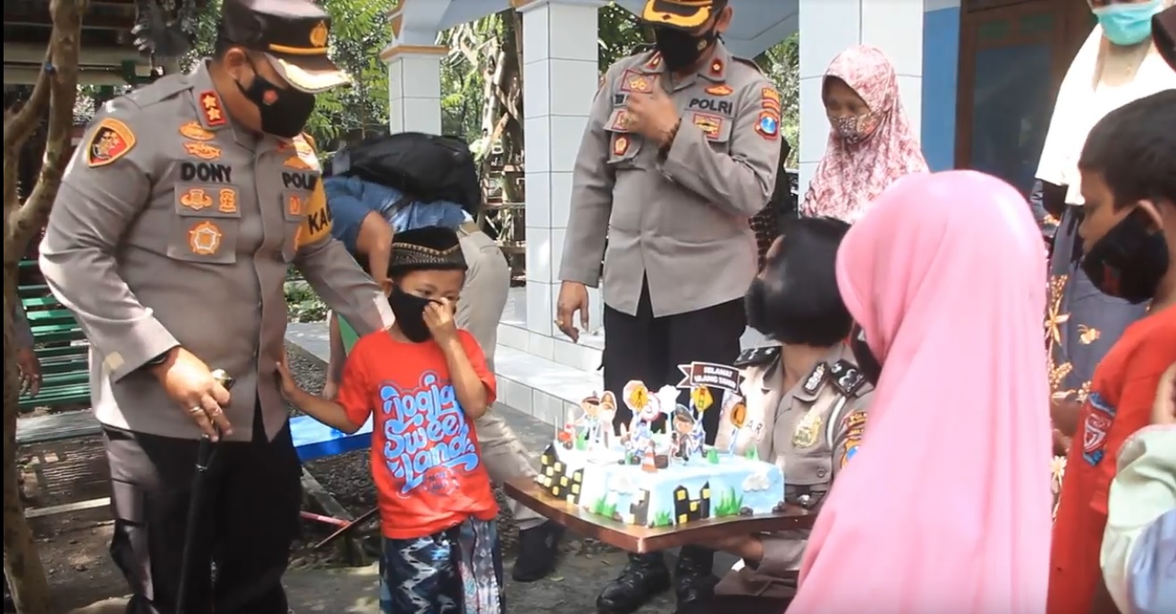 Kapolres Mojokerto, AKBP Dony Alexander memberikan kejutan ulang tahun kepada anak penghuni panti asuhan. (metrotv)