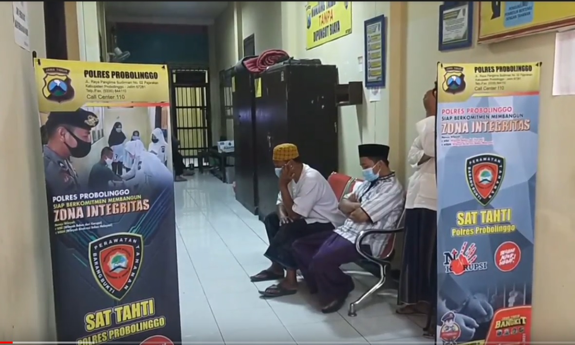 Para pelaku jemput paksa pasien covid-19 menyerahkan diri ke Mapolres Probolinggo. (metrotv)