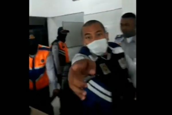 Terobos Jembatan Timbang, Kaca Truk Pecah Dilempar Besi Petugas Dishub