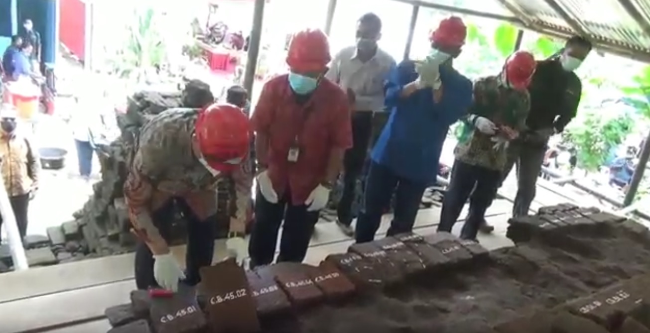 Bupati Tulungagung, Maryoto Nirowo meletakkan batu bata pertama sebagai tanda dimulainya pemugaran Candi Mirigambar (Foto / Metro TV)