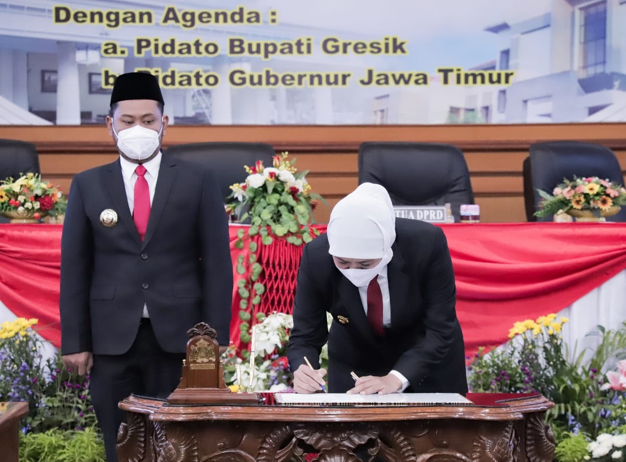  Gubernur Jawa Timur Khofifah Indar Parawansa melakukan serah terima jabatan Bupati-Wakil Bupati Gresik (Foto / Clicks.id)