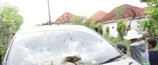 Ringkus Pengedar Narkoba di Sampang, Mobil BNNP Jatim Hancur Dimassa