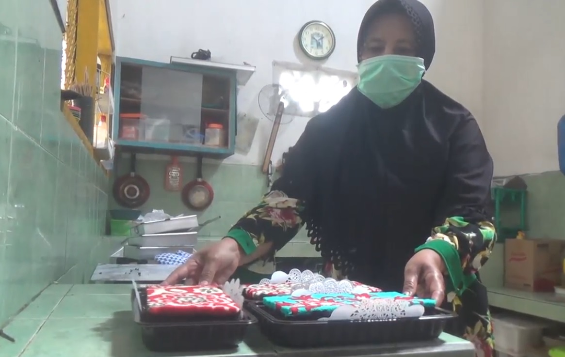 Dwi Astutik menunjukkan brownies batik yang ia dibuat (Foto / Metro TV)