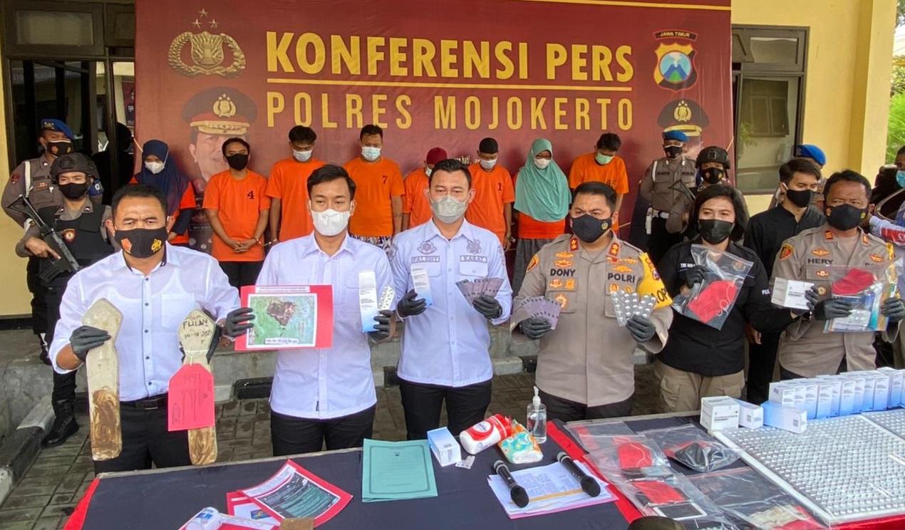 Kapolres Mojokerto, AKBP Dony Alexander merilis barang bukti ribuan butir obat penggugur kandungan (Foto / Reno Reksa/ Metro TV)