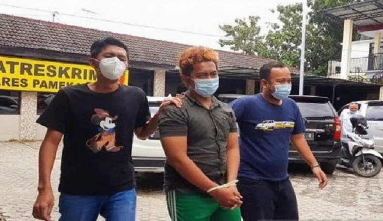 Tersangka UA ditangkap usai membunuh bocah SD di Pamekasan (Foto / Metro TV)