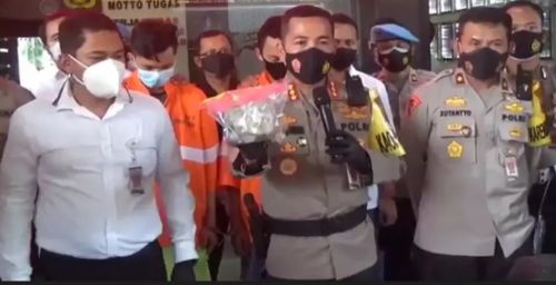 Kapolres Malang Kota Kombes Pol Leonardus Simarmata menunjukkan batu paving yang digunakan dua tersangka untuk merusak mobil patroli polisi (Foto/ Metro Tv)