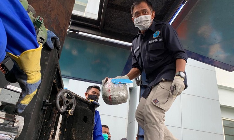 Kepala Bidang Pemberantasan BNNP Jatim, Monang Sidabukke memusnahkan paket ganja yang telah diungkap (Foto / Metro TV)