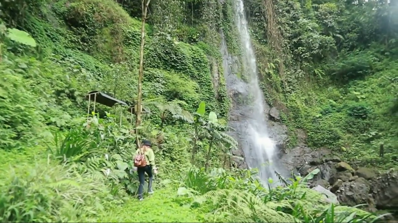 Salah satu pengunjung menikmati air terjun di Coban Sadang, Malang (Foto / Metro TV)