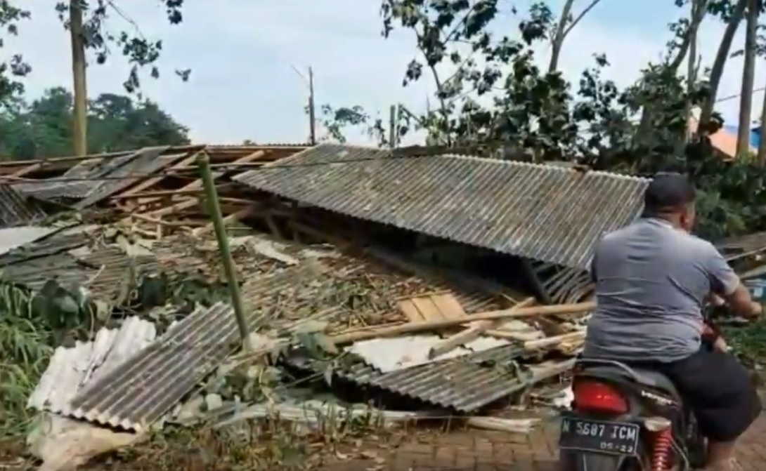 Salah satu kandang ternak yang roboh disambar puting beliung. (metrotv)