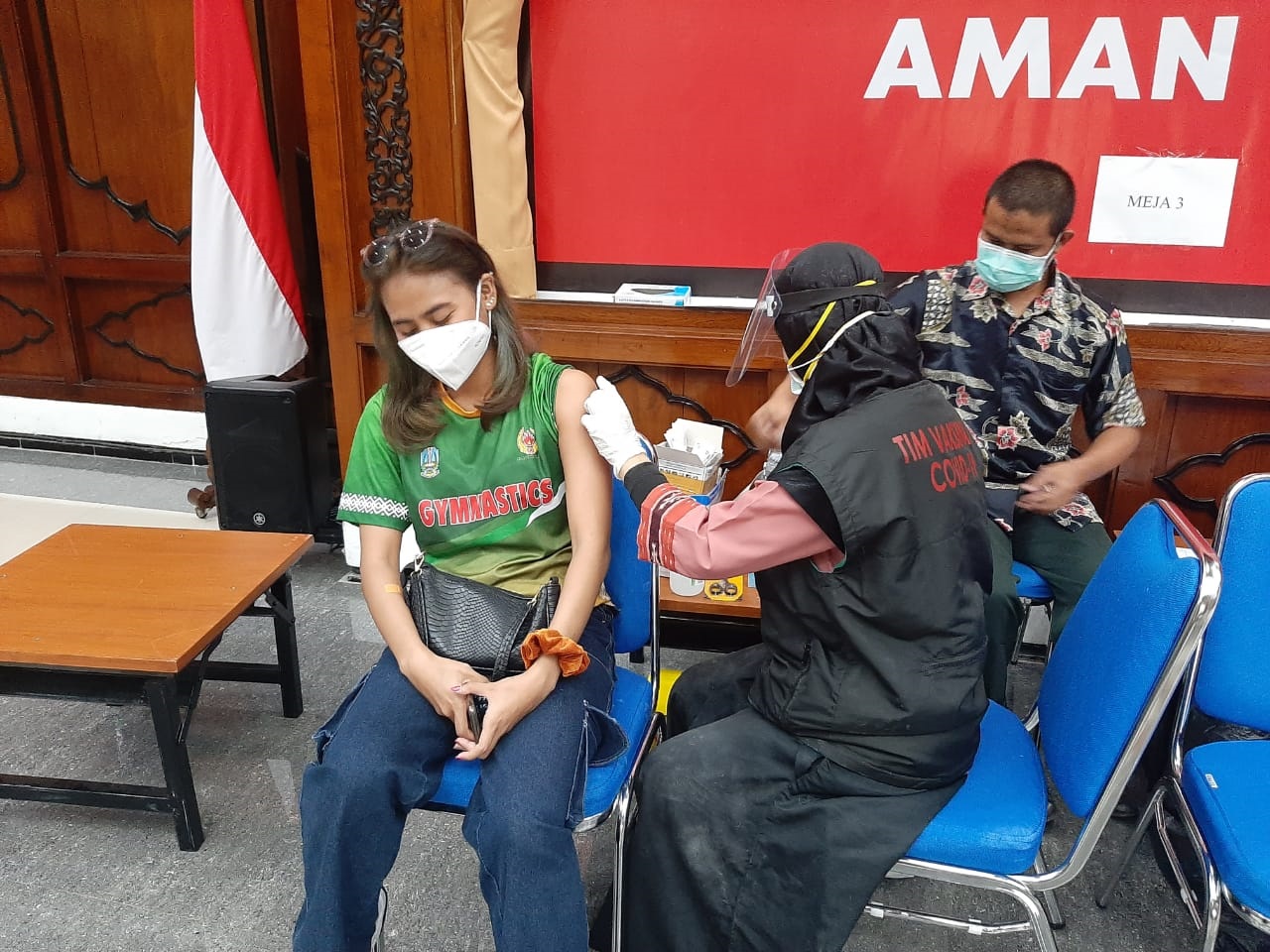 Salah satu atlet Jatim menjalani suntik vaksin covid-19 di Kantor Gubernur. (ft/clicks.id)