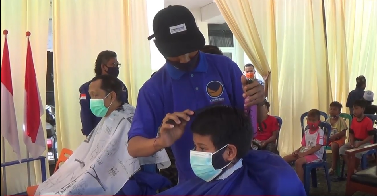 Politisi Nasdem, Hasan Aminudin potong rambut bersama warga dan anak yatim piatu. (metrotv)