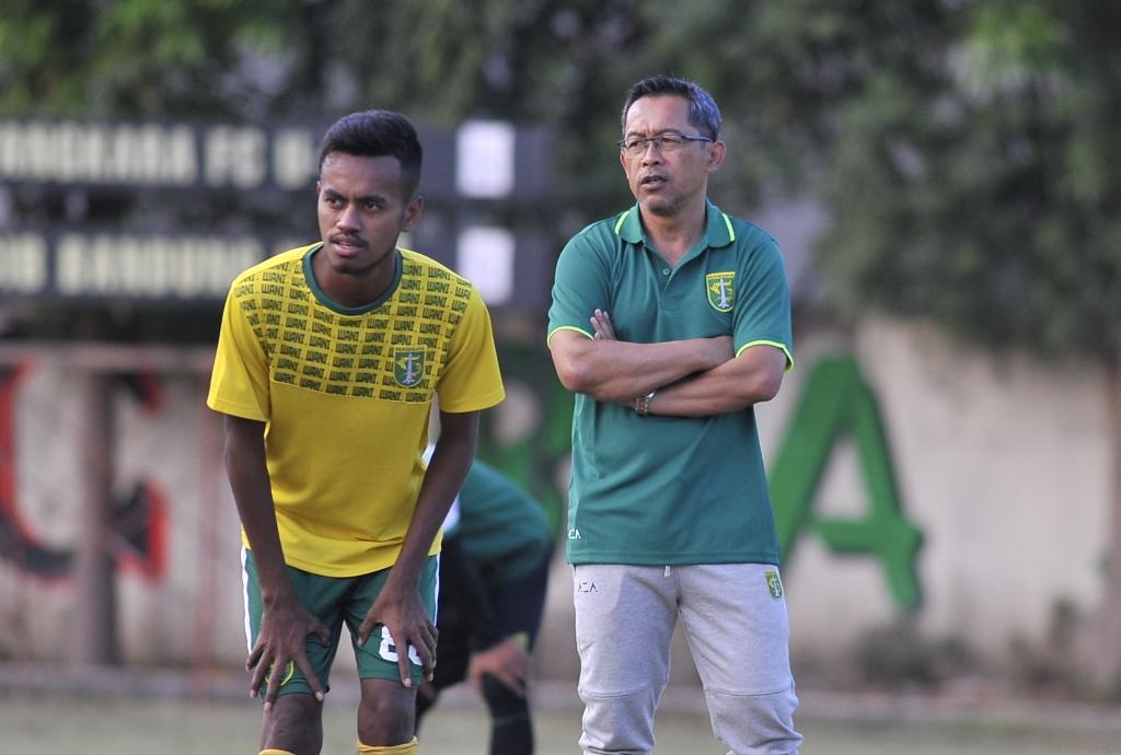 Pelatih Persebaya, Aji Santoso (ft/clicks.id)