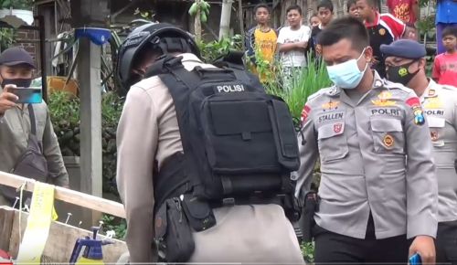 Tim Gegana Polda Jatim mengevakuasi granat aktif yang ditemukan di Magetan. (metrotv) 